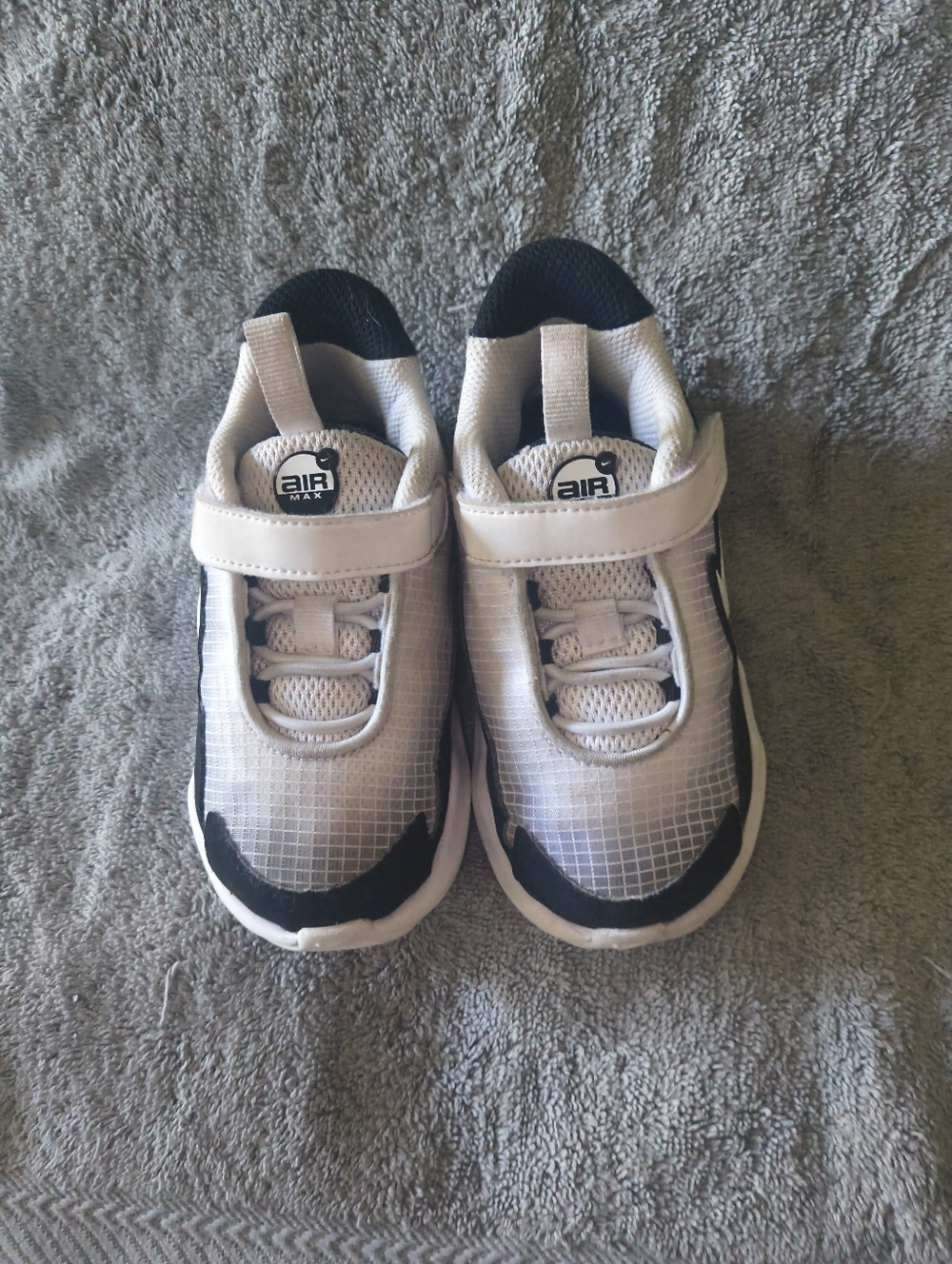 Nike  Air Max Kids White and Black Sneakers Sz 8C Preschool  (Tiny Flaw) Spot